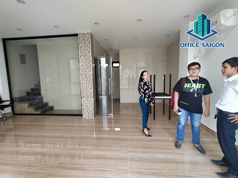 Khách xem mặt bằng tại tầng 3 văn phòng cho thuê Nam Trung Tín building quận Bình Thạnh