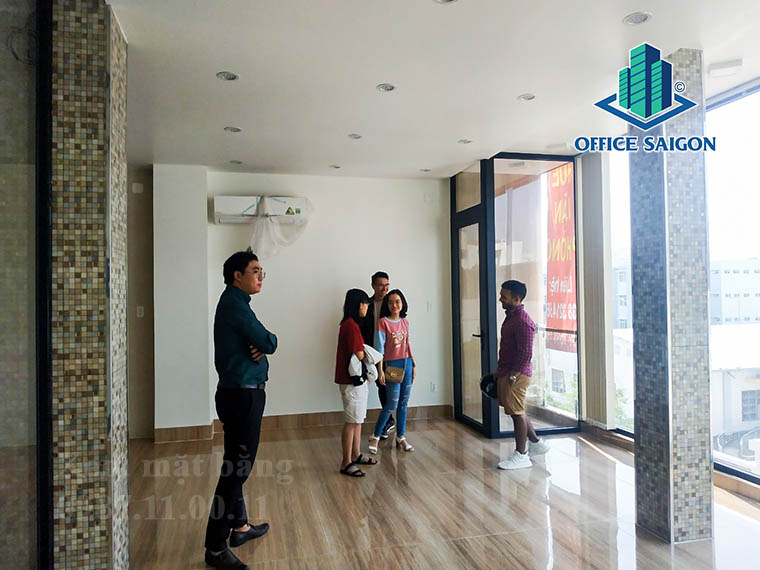 Khách xem mặt bằng tại văn phòng cho thuê Nam Trung Tín building quận Bình Thạnh