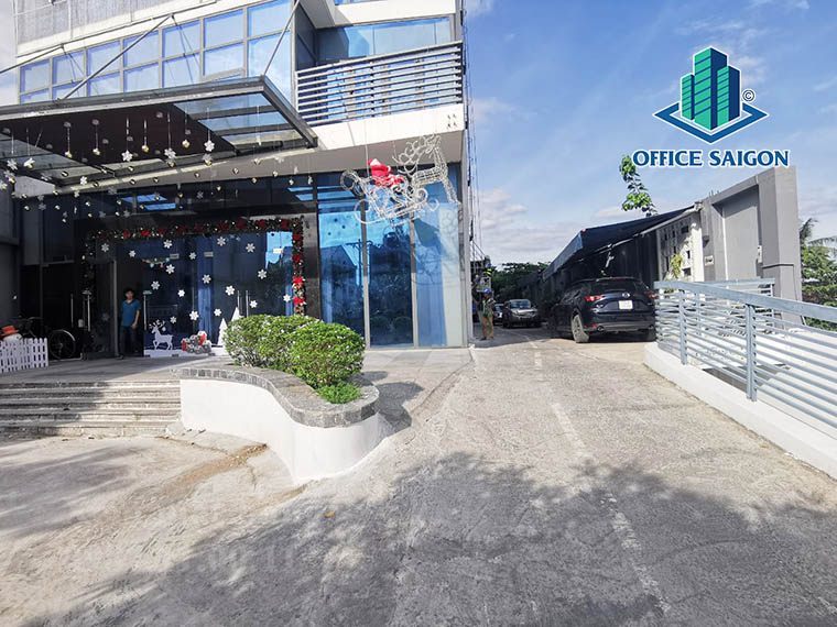 Baiz đậu xe hơi bên hông văn phòng cho thuê Thái Sơn SP Building quận Bình Thạnh