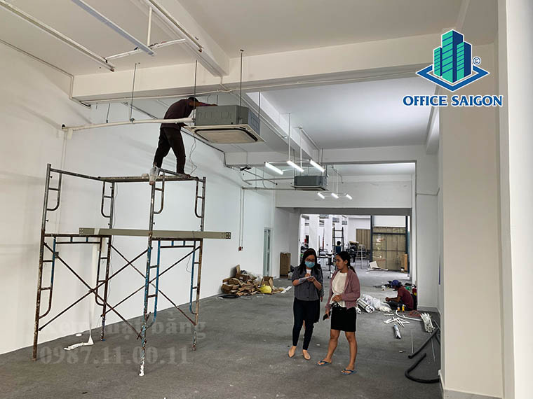 Khách xem mặt bằng tại tầng trệt văn phòng cho thuê Thái Sơn SP Building quận Bình Thạnh