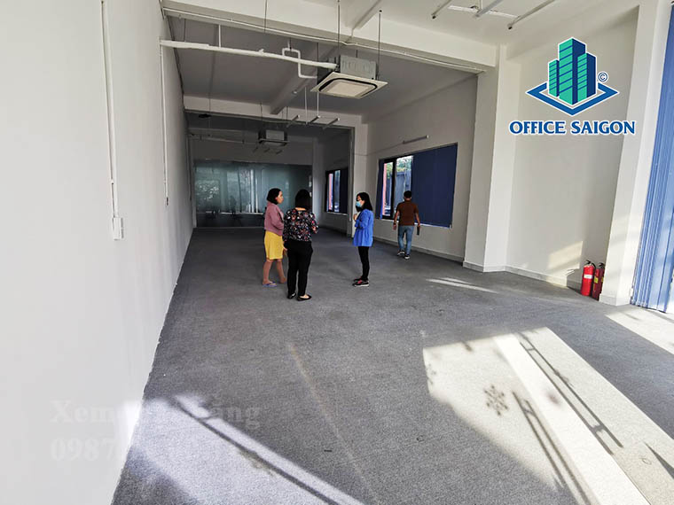 Khách xem mặt bằng thực tế tại văn phòng cho thuê Thái Sơn SP Building quận Bình Thạnh