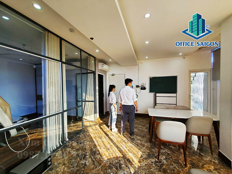 Khách xem mặt bằng 55m2 tại tầng 6 văn phòng cho thuê Gia Kỷ building quận Phú Nhuận