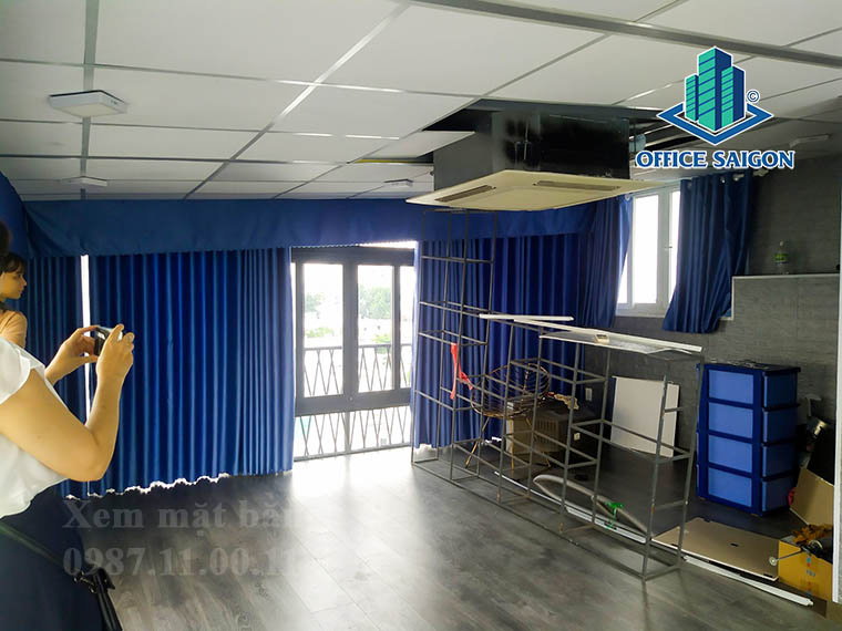 Khách xem mặt bằng tại văn phòng cho thuê Gia Kỷ building quận Phú Nhuận