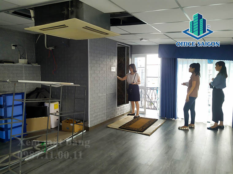 Khách xem mặt bằng tropongs tại văn phòng cho thuê Gia Kỷ building quận Phú Nhuận
