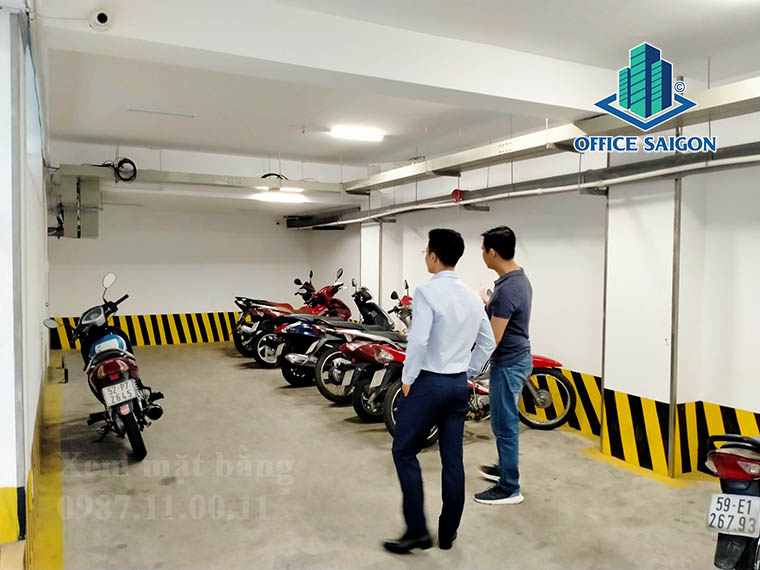 Bên trong hầm giữ xe văn phòng cho thuê Golden Link building quận Phú Nhuận