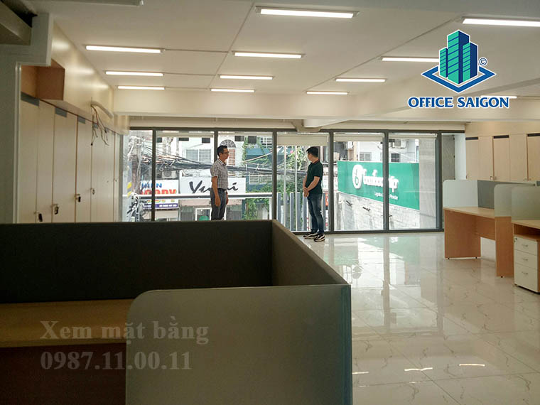 Khách xem mặt bằng tại tầng lững văn phòng cho thuê Golden Link building quận Phú Nhuận