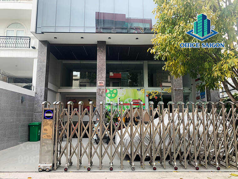 Phía trước văn phòng cho thuê Redbase building quận Phú Nhuận