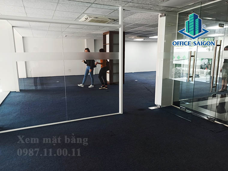 Khách xem mặt bằng 110m2 tại tầng 6 văn phòng cho thuê Redbase building quận Phú Nhuận