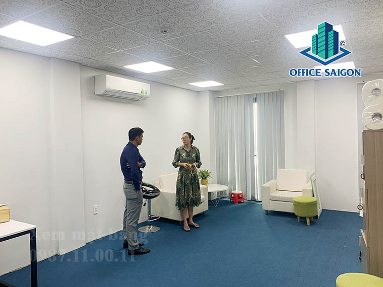 Khách xem mặt bằng 40m2 tại tầng 4 văn phòng cho thuê Redbase building quận Phú Nhuận