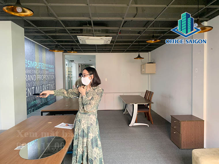 Khách xem mặt bằng thực tế tại tầng 4 văn phòng cho thuê Redbase building quận Phú Nhuận