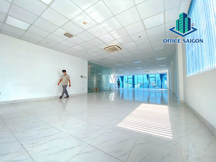Khách xem mặt bằng tại tầng 5 văn phòng cho thuê Saigon Building 2 quận Tân Bình