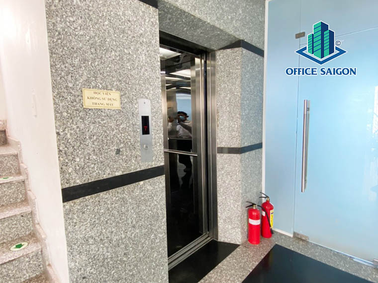 Thang tại văn phòng cho thuê Saigon Building 2 quận Tân Bình