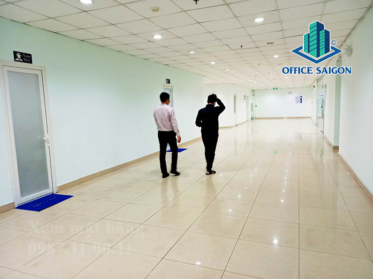 Khách xem mặt bằng thực tế tại văn phòng cho thuê Lữ Gia plaza quận 11