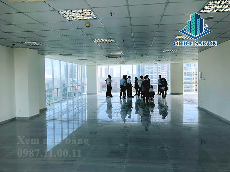 Khách xem mặt bằng tại tầng 12 văn phòng cho thuê DHA Building quận 7