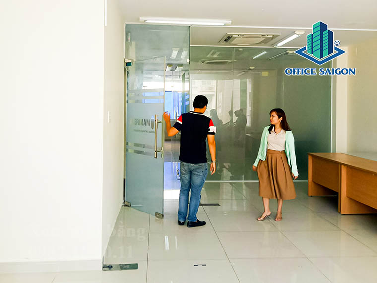 Khách xem mặt bằng tại tầng 1 văn phòng cho thuê VOL 2 Building quận Tân Bình