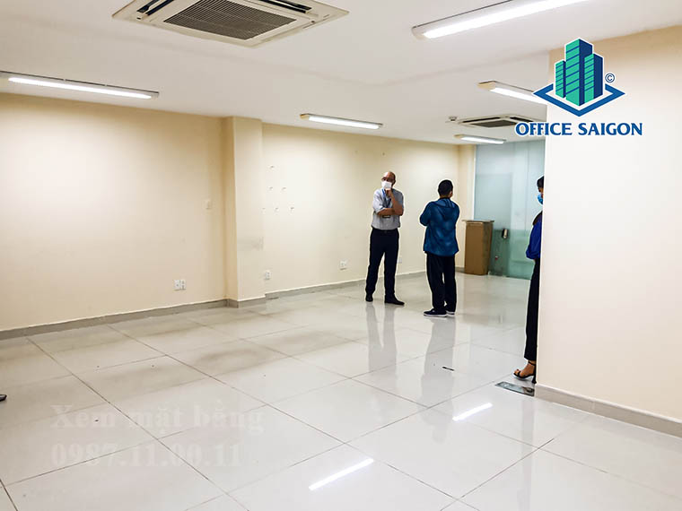 Khách xem mặt bằng thực tế tại tầng lửng văn phòng cho thuê VOL 2 Building quận Tân Bình