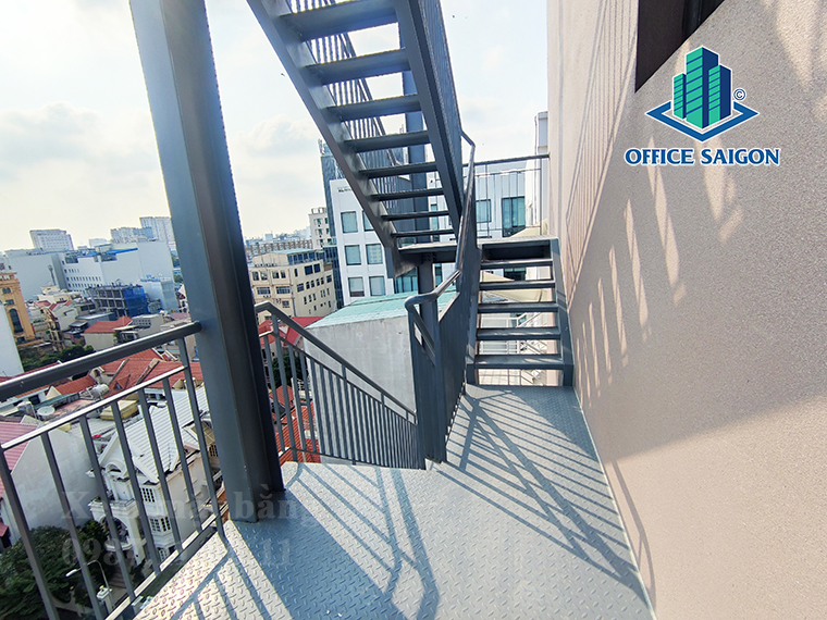 Thang thoát hiểm tại văn phòng cho thuê The Six 8 Building quận Tân Bình