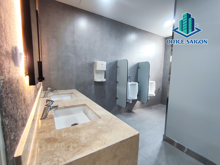 Toilet nam tại văn phòng cho thuê The Six 8 Building quận Tân Bình
