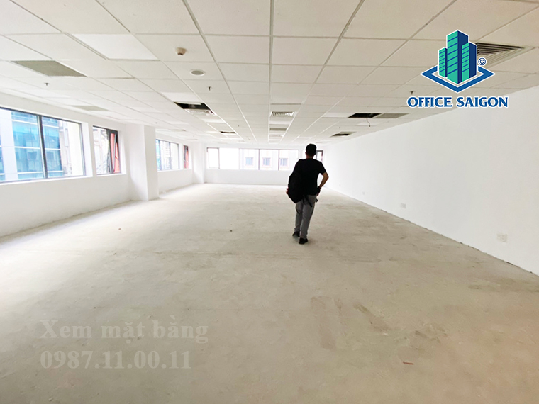 Khách xem mặt bằng thực tế tại văn phòng cho thuê Hà Đô Air Port Building quận Tân Bình