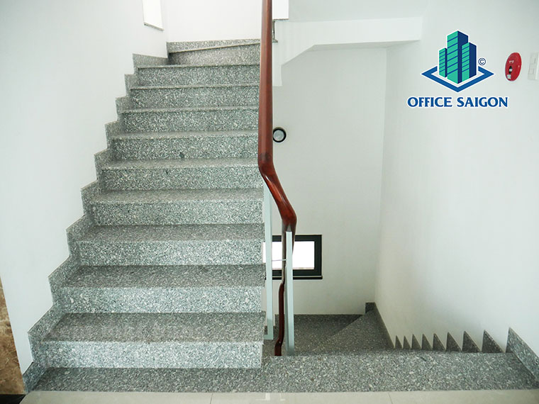 Thang bộ tại tầng 7 văn phòng cho thuê Sabay building Trường Chinh quận Tân Bình