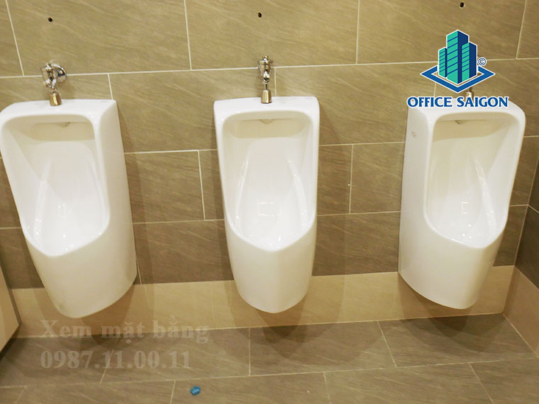 Toilet nam tại văn phòng cho thuê Sabay building Trường Chinh quận Tân Bình