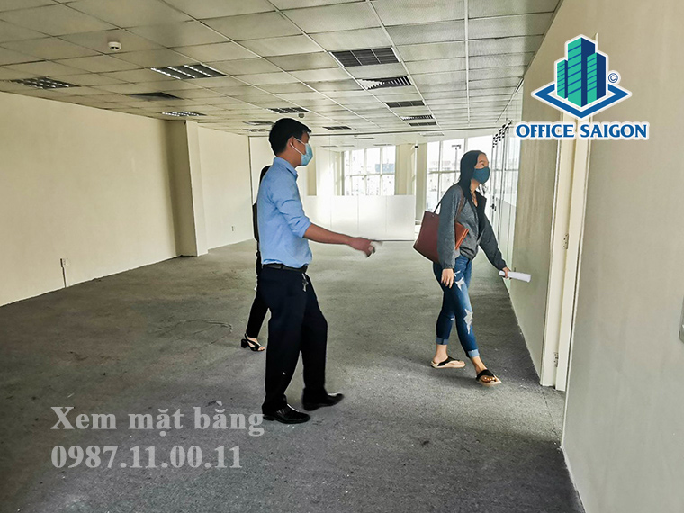 Khách xem mặt bằng tại văn phòng cho thuê Đông Tây TCI Building Quận Bình Thạnh