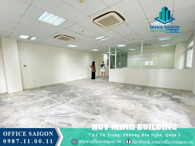 Khách xem mặt bằng thực tế tại toà nhà Saigon Land Building quận 1