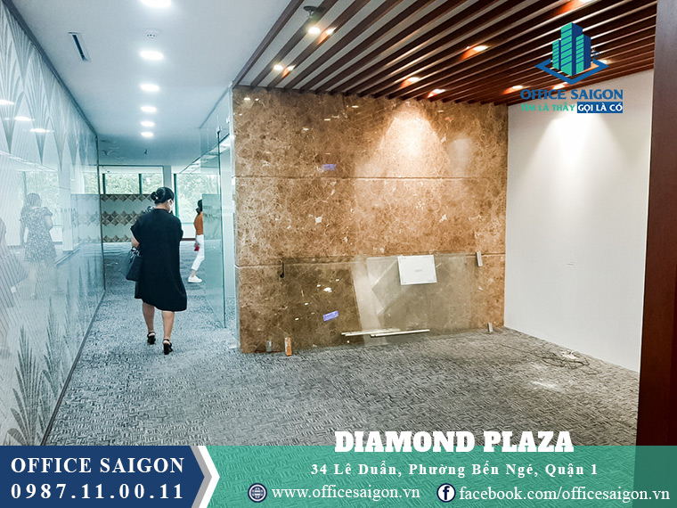 Khách xem mặt bằng 400m2 tại tầng 8 văn phòng cho thuê Diamond plaza quận 1