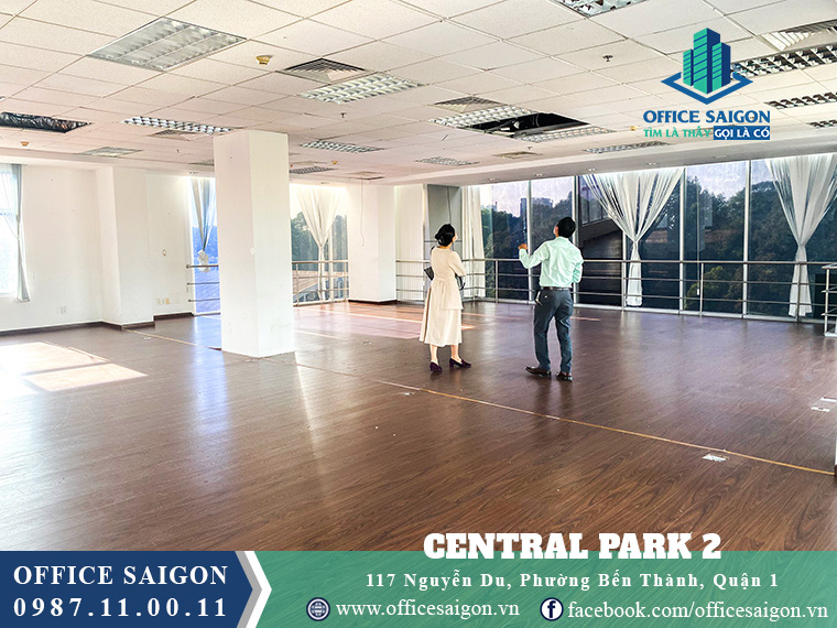 Khách xem view sàn cho thuê văn phòng tại toà nhà Central Park 2 Quận 1