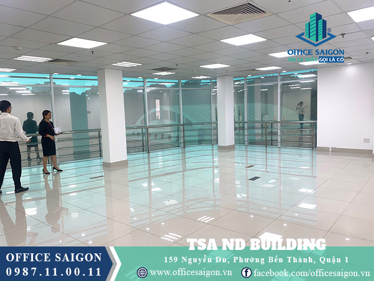 Khách xem mặt bằng 85m2 tầng 5 văn phòng cho thuê Khánh Phong building quận 1