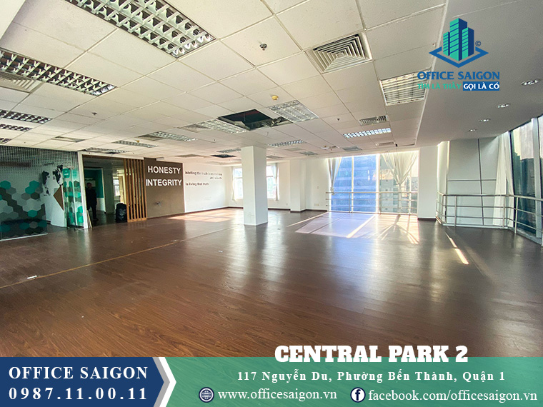 Nhân viên Office Saigon đang hỗ trợ khách xem mặt bằng tại Central Park 2 Building