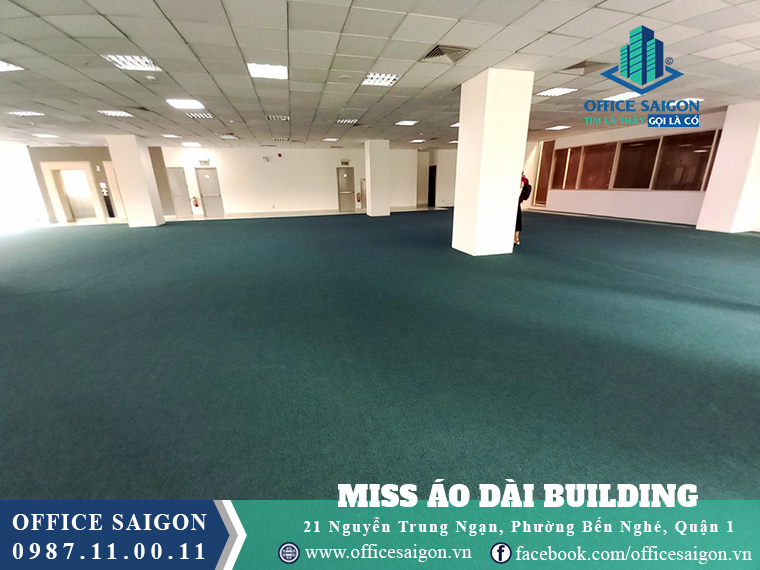 Khách hàng xem mặt bằng thực tế tại cao ốc Miss Aodai building