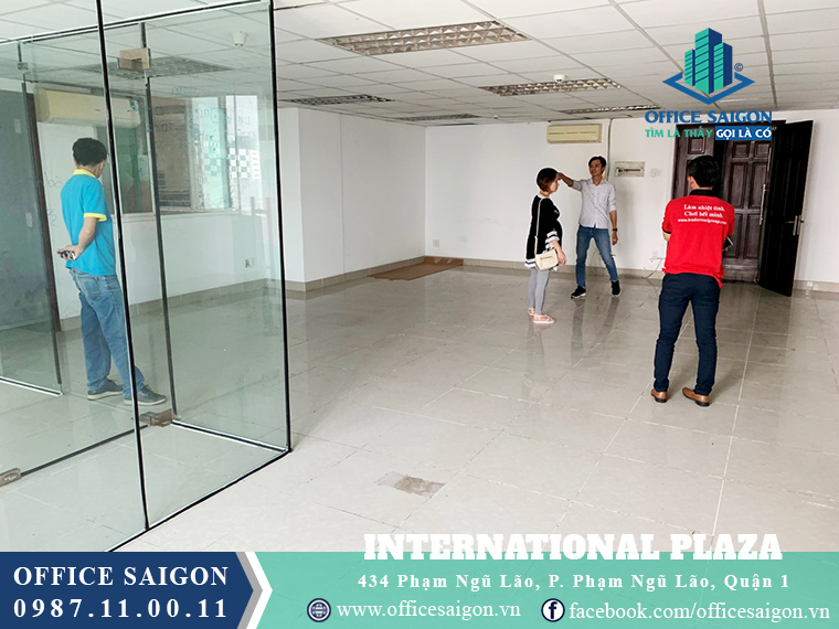 Khách khảo sát mặt bằng thực tế tại International Plaza quận 1