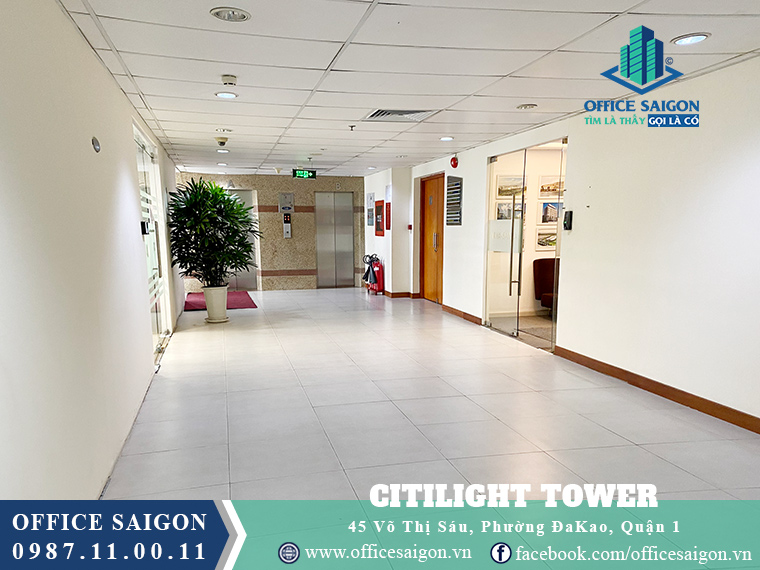 Khách xem view sàn cho thuê văn phòng tại toà nhà Citilight Tower Quận 1