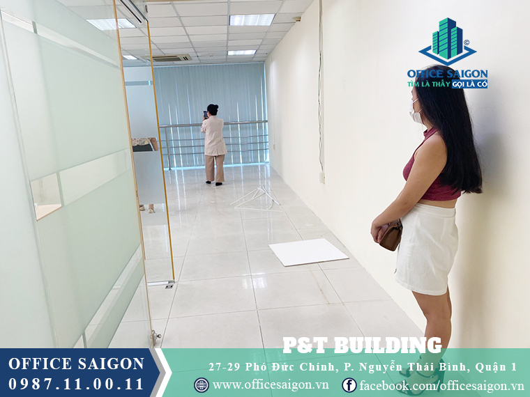 Khách hàng xem diện tích 30m2 lầu 4 tại P&T building
