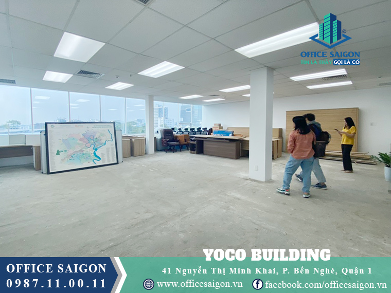 Nhân viên Office Saigon hỗ trợ khách xem văn phòng tại Yoco building