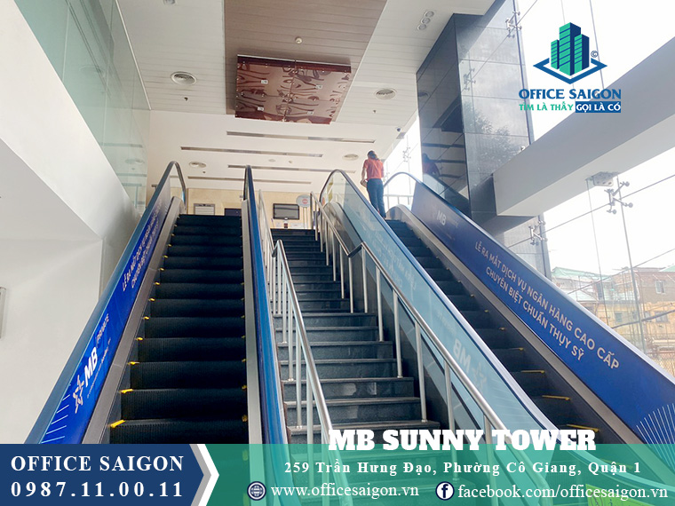 View hệ thống thang cuốn từ tầng trệt lên tầng lững tại MB Sunny building