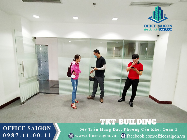 Khách đang xem mặt bằng trống tại toà nhà TKT Building quận 1