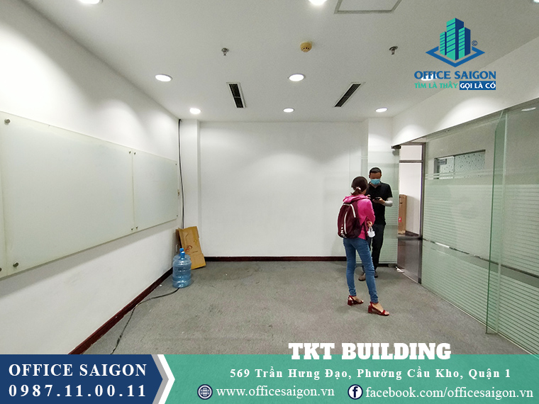 Khách xem mặt bằng thực tế tại toà nhà TKT Building quận 1