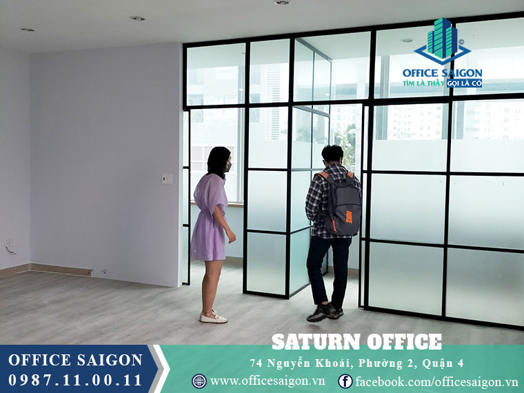 Khách xem view sàn cho thuê văn phòng tại toà nhà Saturn OfficeQuận 4