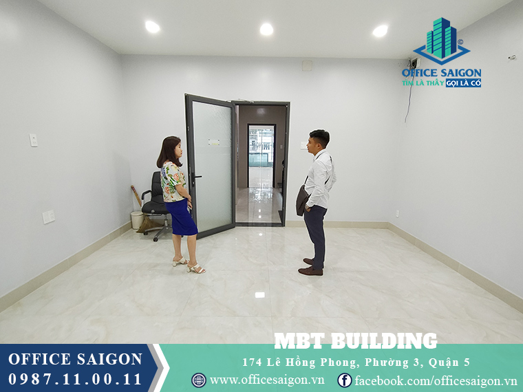 Khách xem mặt bằng thực tế tại tầng 2 văn phòng cho thuê MBT building quận 5