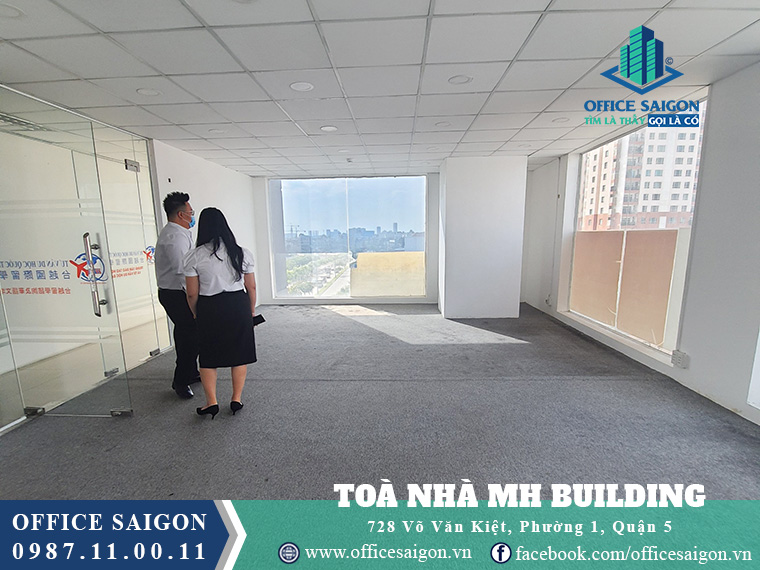 Khách xem view sàn cho thuê văn phòng tại toà nhà MH Quận 5