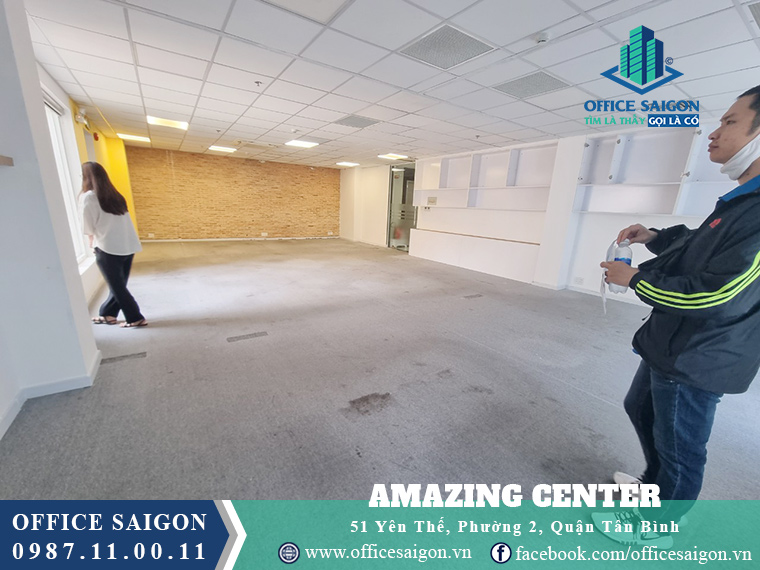 Khách xem mặt bằng 40m2 tại tầng 4 văn phòng cho thuê Amazing Centre quận Tân Bình