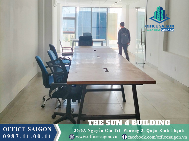 Khách xem view sàn cho thuê văn phòng tại toà nhà The Sun 4 Quận Bình Thạnh