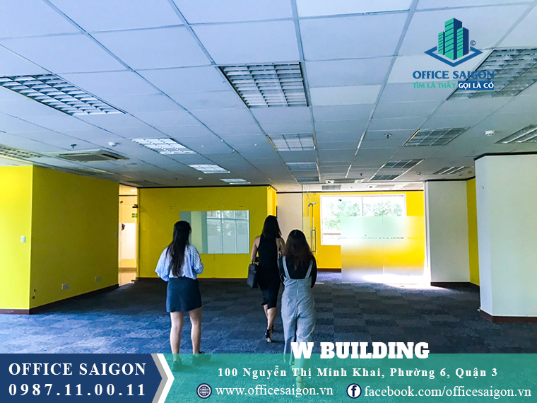 Khách xem mặt bằng thực tế tại văn phòng cho thuê W Building quận 3