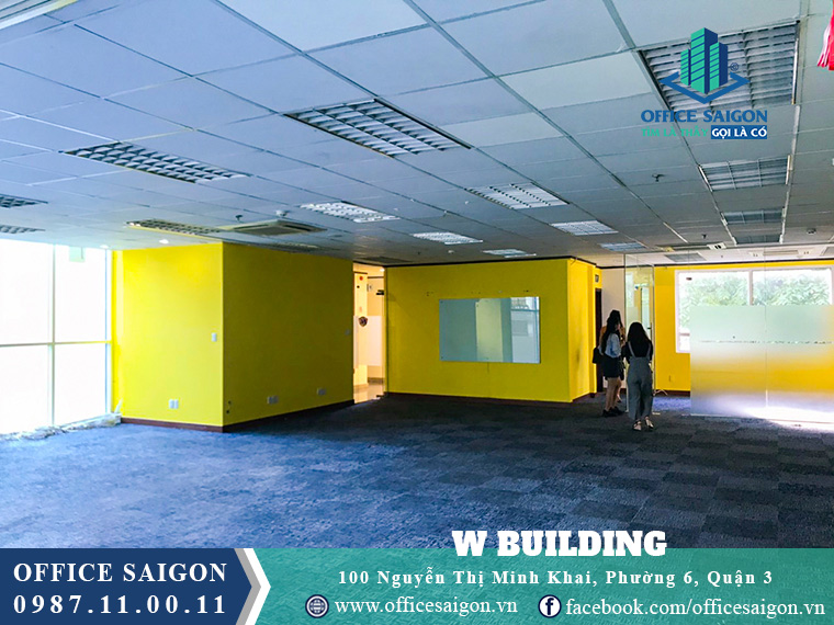 Khách xem mặt bằng trống tại tầng 5 toà nhà W Building quận 3