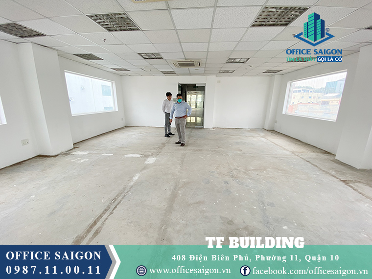 Khách xem mặt bằng thực tế tại tòa nhà TF Building quận 10