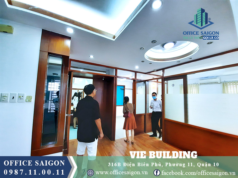Khách xem diện tích 70m2 tại tòa nhà cho thuê văn phòng VIE Building Quận 10