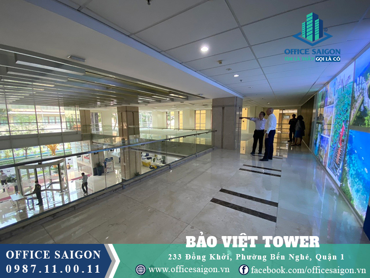 Khách xem mặt bằng 149m2 tại tầng lửng văn phòng cho thuê Bảo Việt Tower Quận 1
