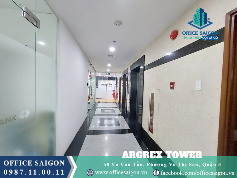 Hành lang thang máy tại tầng 2 văn phòng cho thuê Agrex Tower Quận 3
